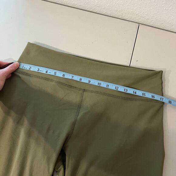 Fabletics Olive Green Powerhold Inseam 8' Mid Rise Biker Shorts Size XL - Picture 5 of 9